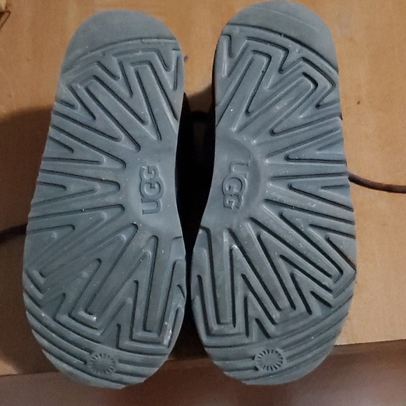 Boys Uggs - Picture 2 of 4